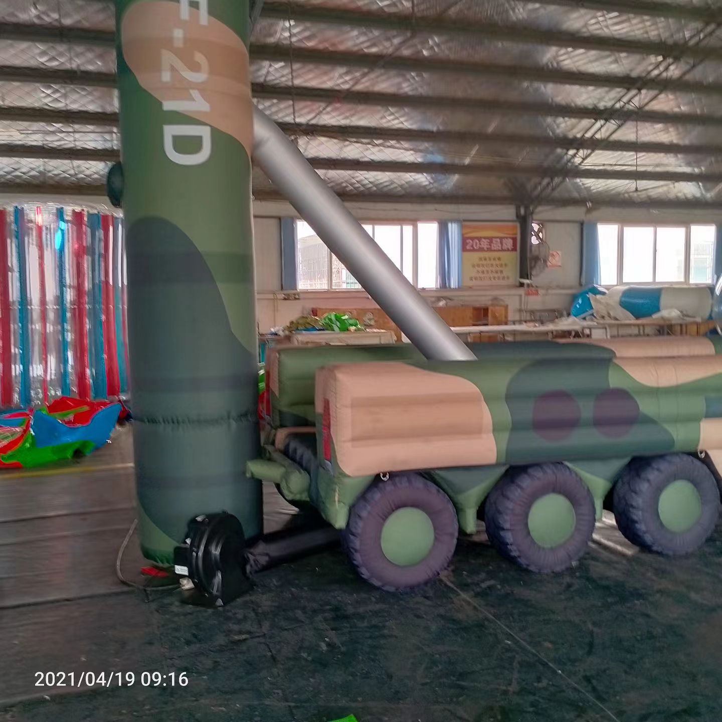 孝感军事演习中的充气目标车辆：模拟发射车雷达车坦克飞机